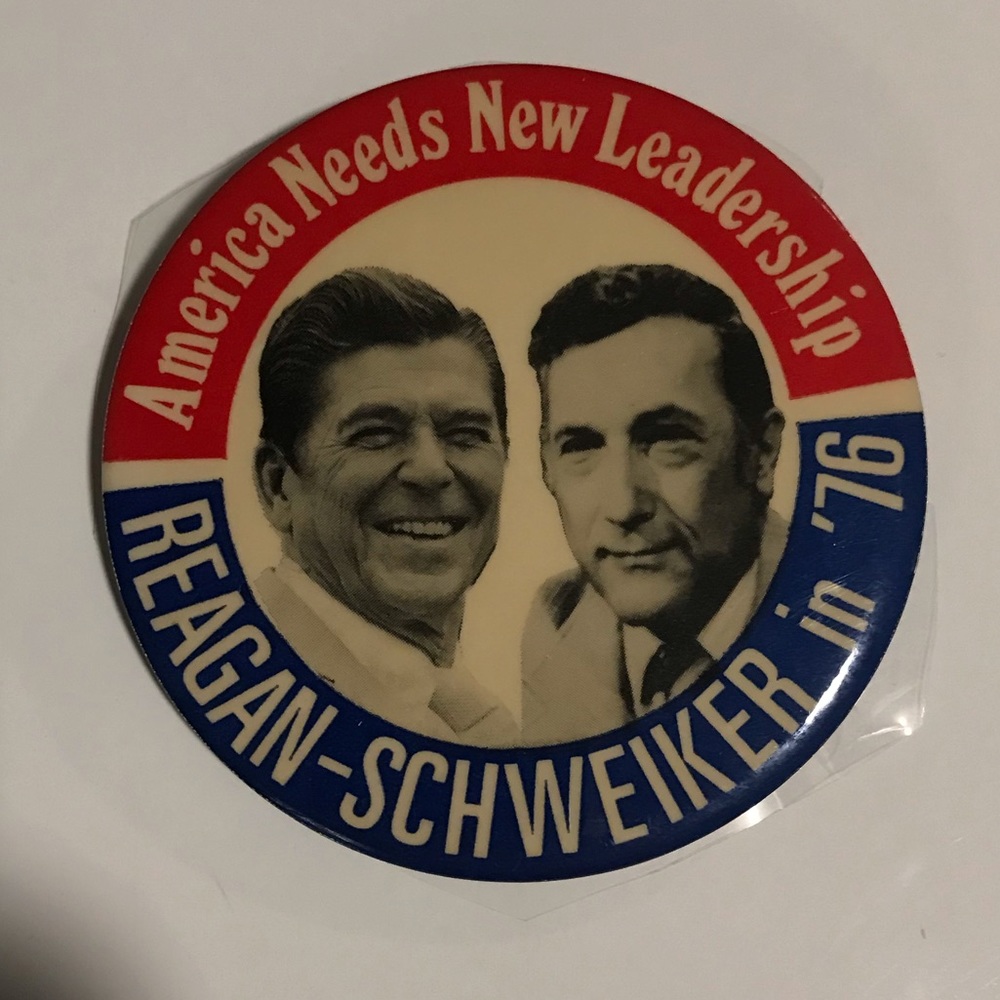 America needs new leadership, button pin.